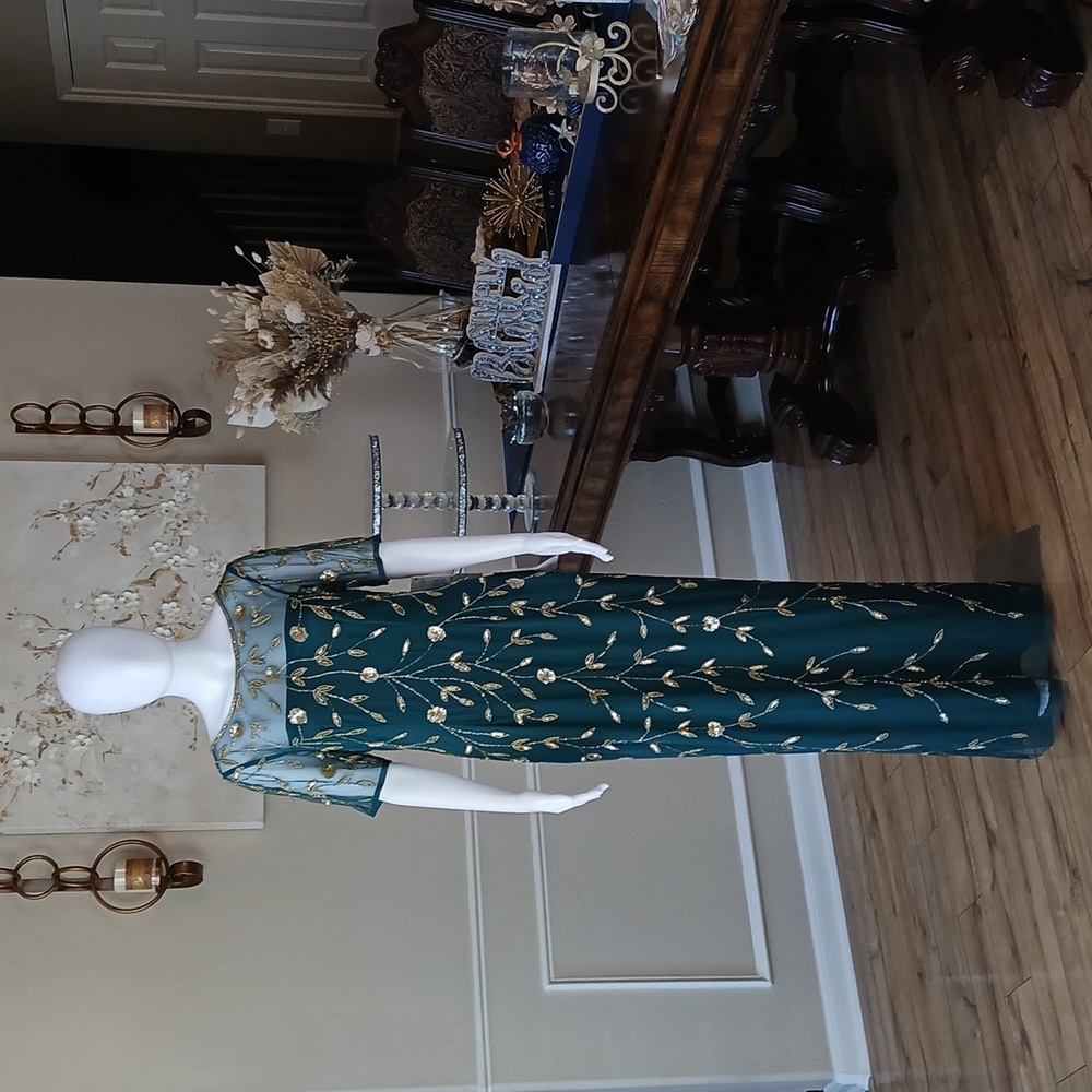 New Papell Studio Green Beaded Floor-Length Evening Formal Gown. Size 8 - Picture 3 of 17